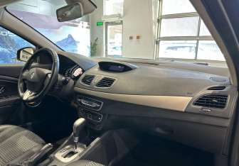 Подержанный автомобиль Renault Fluence 2012 года (10 фото)