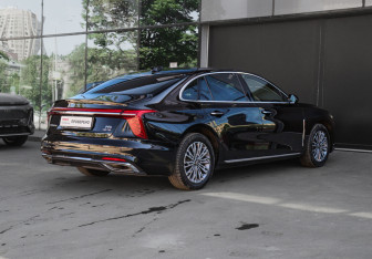 Подержанный автомобиль Hongqi H5 2024 года (4 фото)