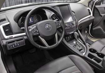 Подержанный автомобиль DongFeng AX7 2018 года (14 фото)