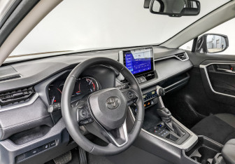 Подержанный автомобиль Toyota RAV4 2021 года (17 фото)