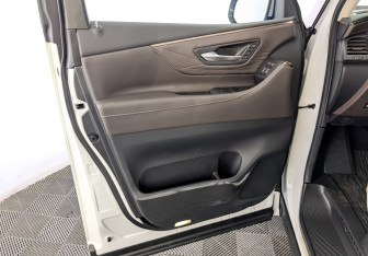 Подержанный автомобиль Toyota Alphard 2024 года (19 фото)