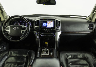 Подержанный автомобиль Toyota Land Cruiser Suv 2012 года (13 фото)