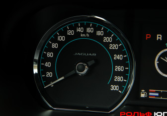 Подержанный автомобиль Jaguar XF Sedan 2014 года (10 фото)