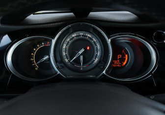 Подержанный автомобиль Citroen DS3 Hatchback 2012 года (13 фото)