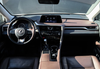 Подержанный автомобиль Lexus RX 2021 года (10 фото)