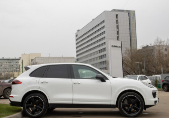 Подержанный автомобиль Porsche Cayenne 2017 года (3 фото)
