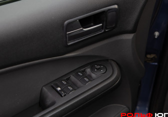 Подержанный автомобиль Ford C-MAX 2005 года (13 фото)