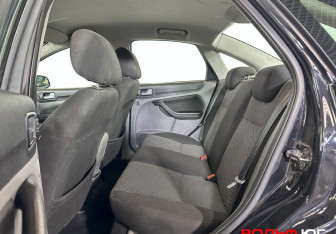 Подержанный автомобиль Ford Focus Sedan 2011 года (10 фото)