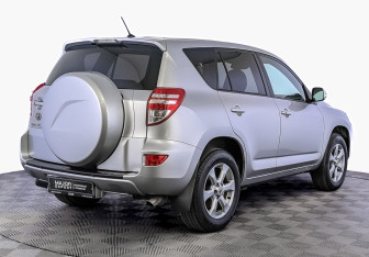 Подержанный автомобиль Toyota RAV4 2012 года (5 фото)