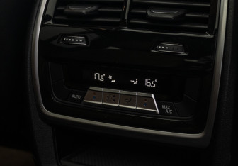 Подержанный автомобиль BMW X7 2021 года (23 фото)