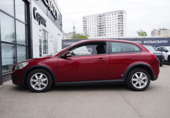 Подержанный автомобиль Volvo C30 2011 года (8 фото)