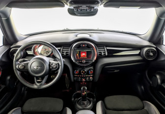Подержанный автомобиль MINI Hatch 2020 года (14 фото)