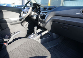 Подержанный автомобиль Kia Rio Hatchback 2013 года (11 фото)