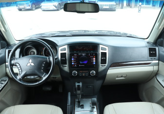 Подержанный автомобиль Mitsubishi Pajero 2017 года (12 фото)
