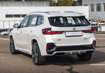Подержанный автомобиль BMW X1 2025 года (7 фото)