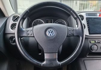 Подержанный автомобиль Volkswagen Tiguan 2009 года (15 фото)