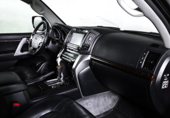 Подержанный автомобиль Toyota Land Cruiser Suv 2012 года (11 фото)