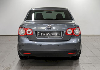 Подержанный автомобиль Volkswagen Jetta Sedan 2010 года (6 фото)