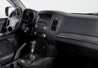 Подержанный автомобиль Mitsubishi Pajero 2013 года (9 фото)