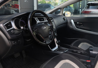 Подержанный автомобиль Kia Ceed Hatchback 2015 года (12 фото)