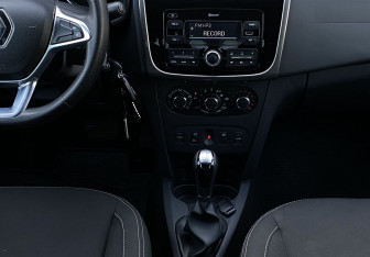 Подержанный автомобиль Renault Logan Sedan 2018 года (13 фото)