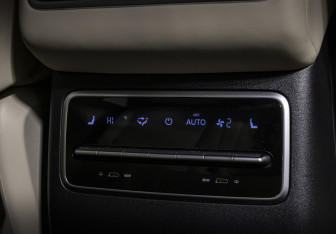 Подержанный автомобиль LiXiang L7 2023 года (19 фото)