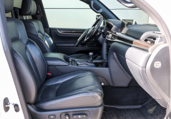 Подержанный автомобиль Lexus LX 2020 года (10 фото)