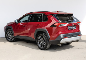 Подержанный автомобиль Toyota RAV4 2023 года (7 фото)