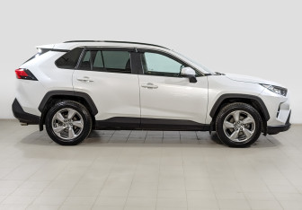 Подержанный автомобиль Toyota RAV4 2021 года (4 фото)