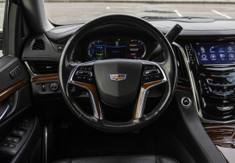 Подержанный автомобиль Cadillac Escalade Suv 2017 года (10 фото)