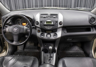 Подержанный автомобиль Toyota RAV4 2006 года (13 фото)