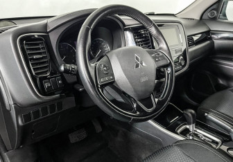 Подержанный автомобиль Mitsubishi Outlander 2019 года (13 фото)