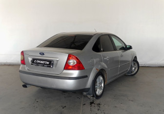 Подержанный автомобиль Ford Focus Sedan 2006 года (4 фото)