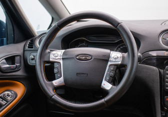 Подержанный автомобиль Ford S-MAX 2011 года (15 фото)