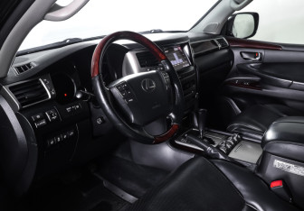 Подержанный автомобиль Lexus LX 2012 года (15 фото)