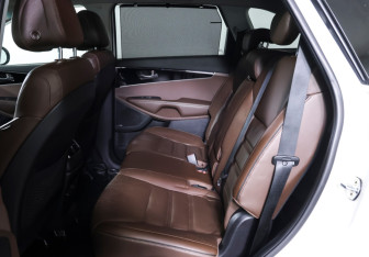 Подержанный автомобиль Kia Sorento 2017 года (13 фото)