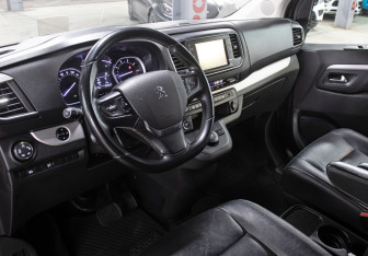 Подержанный автомобиль Peugeot Traveller 2020 года (16 фото)