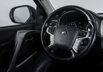 Подержанный автомобиль Mitsubishi Pajero Sport 2016 года (12 фото)