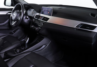 Подержанный автомобиль BMW X1 2020 года (10 фото)