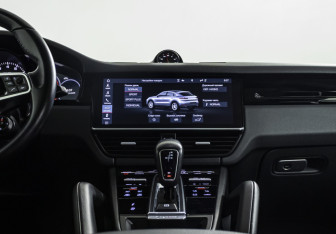 Подержанный автомобиль Porsche Cayenne 2019 года (18 фото)