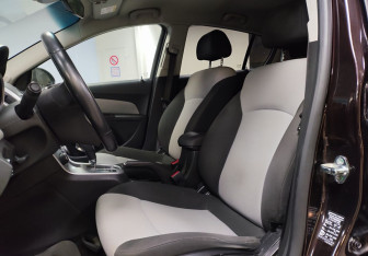 Подержанный автомобиль Chevrolet Cruze Hatchback 2014 года (10 фото)