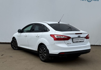 Подержанный автомобиль Ford Focus Sedan 2012 года (7 фото)