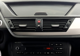 Подержанный автомобиль BMW X1 2012 года (15 фото)