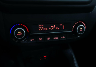 Подержанный автомобиль Kia Rio Sedan 2016 года (14 фото)