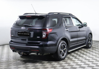 Подержанный автомобиль Ford Explorer 2015 года (3 фото)