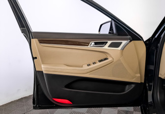 Подержанный автомобиль Genesis G80 2017 года (19 фото)