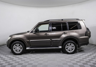 Подержанный автомобиль Mitsubishi Pajero 2012 года (8 фото)