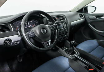 Подержанный автомобиль Volkswagen Jetta Sedan 2013 года (7 фото)