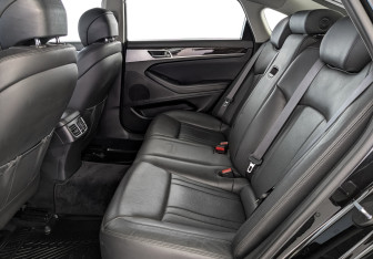 Подержанный автомобиль Genesis G70 2018 года (18 фото)