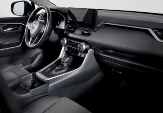 Подержанный автомобиль Toyota RAV4 2024 года (9 фото)